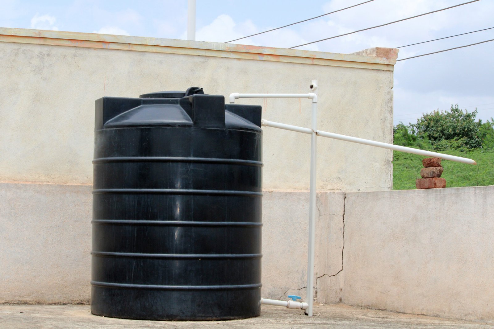 The water storage plastic tank is fixed in the upper part of the house.
